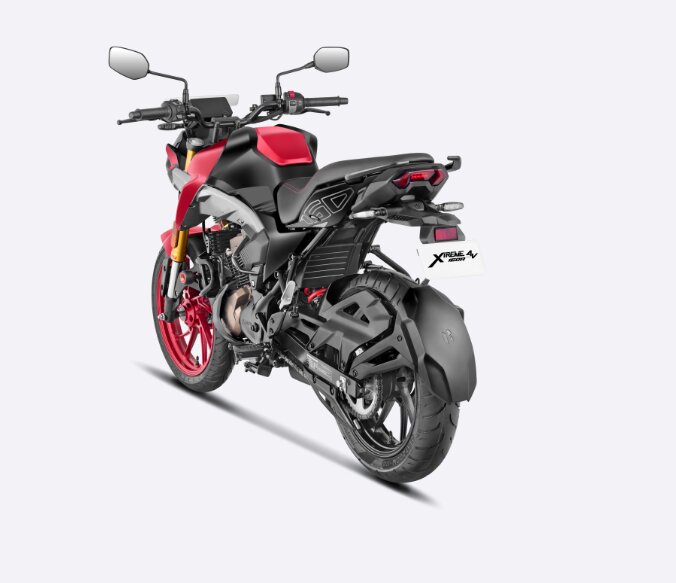 Hero Xtreme 160R 4V Carbon Rear 3-Quarter View
