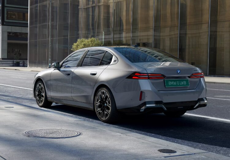 BMW i5 LWB Rear 3-Quarter View