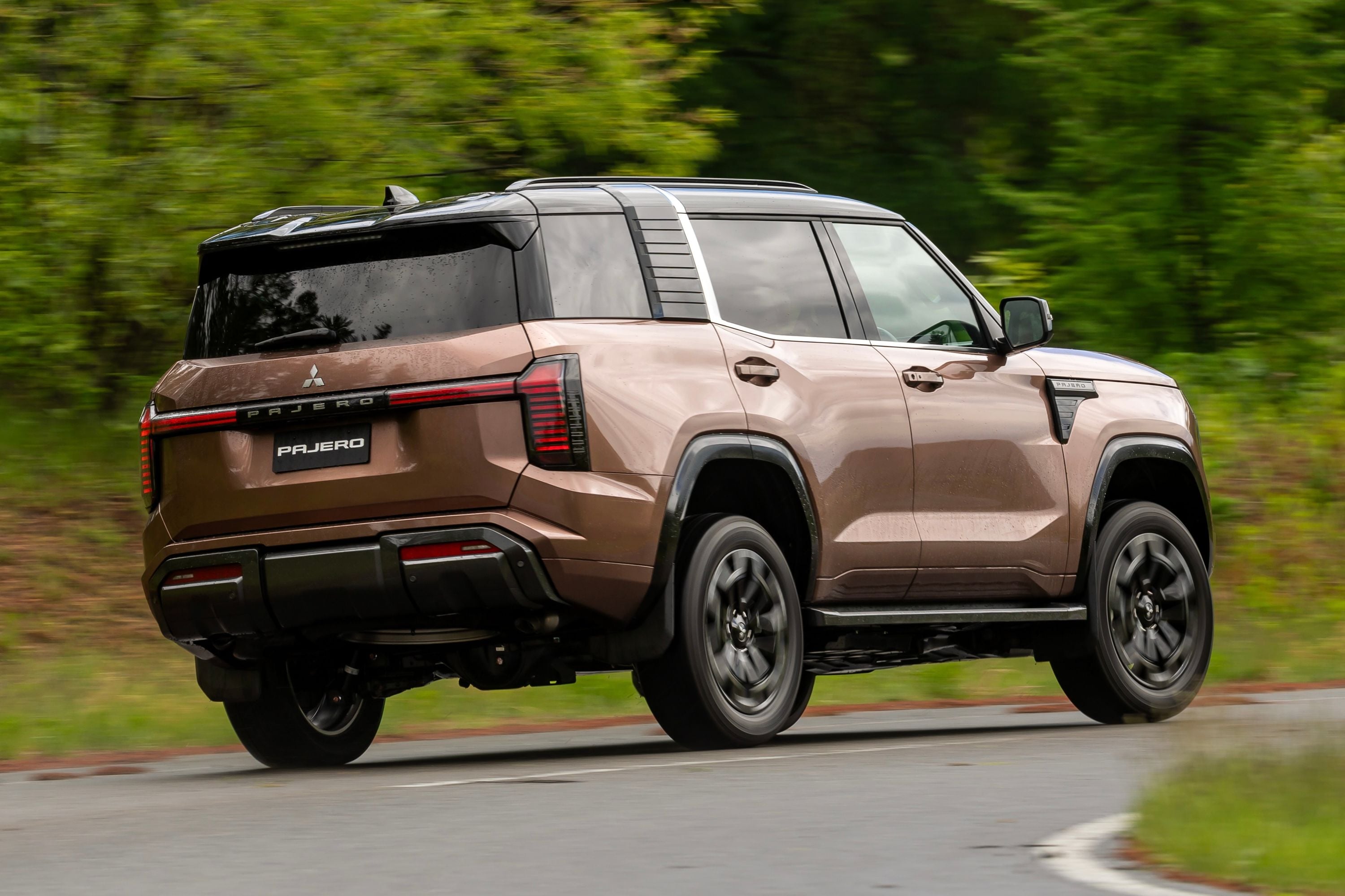 2027-mitsubishi-pajero-7000-2396