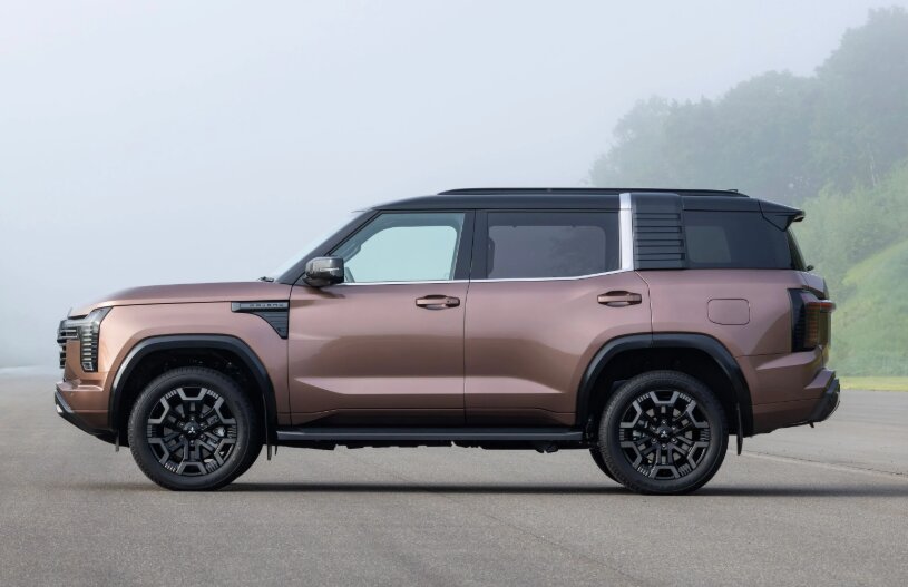 2027 Mitsubishi Pajero Side View
