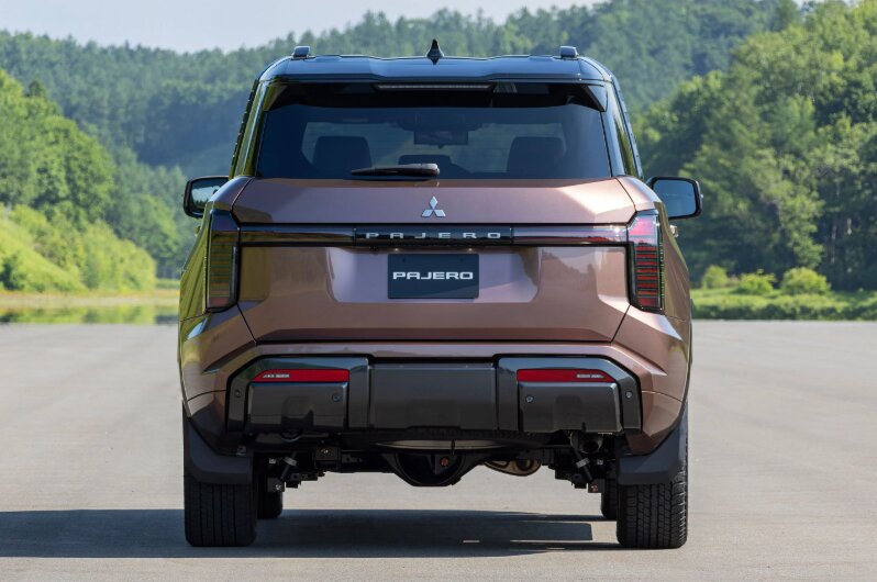 2027 Mitsubishi Pajero Rear View