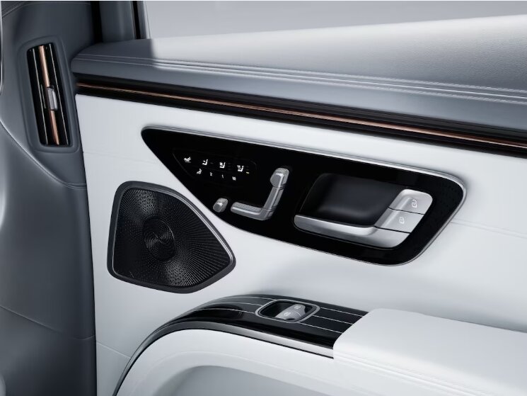 Mercedes-Benz Maybach EQS SUV Seat Heating Plus in the Rear