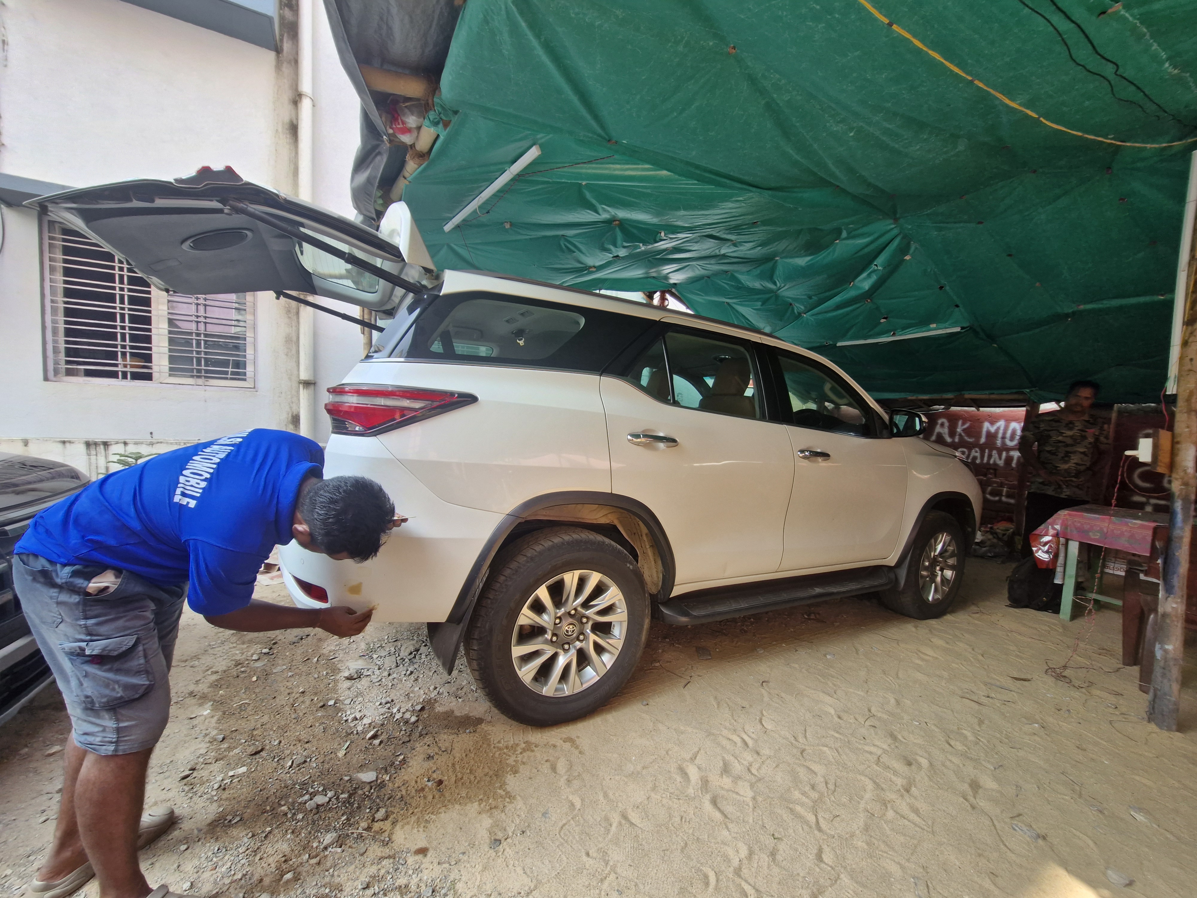 Kanak motor's the multi car workshop. photo 4
