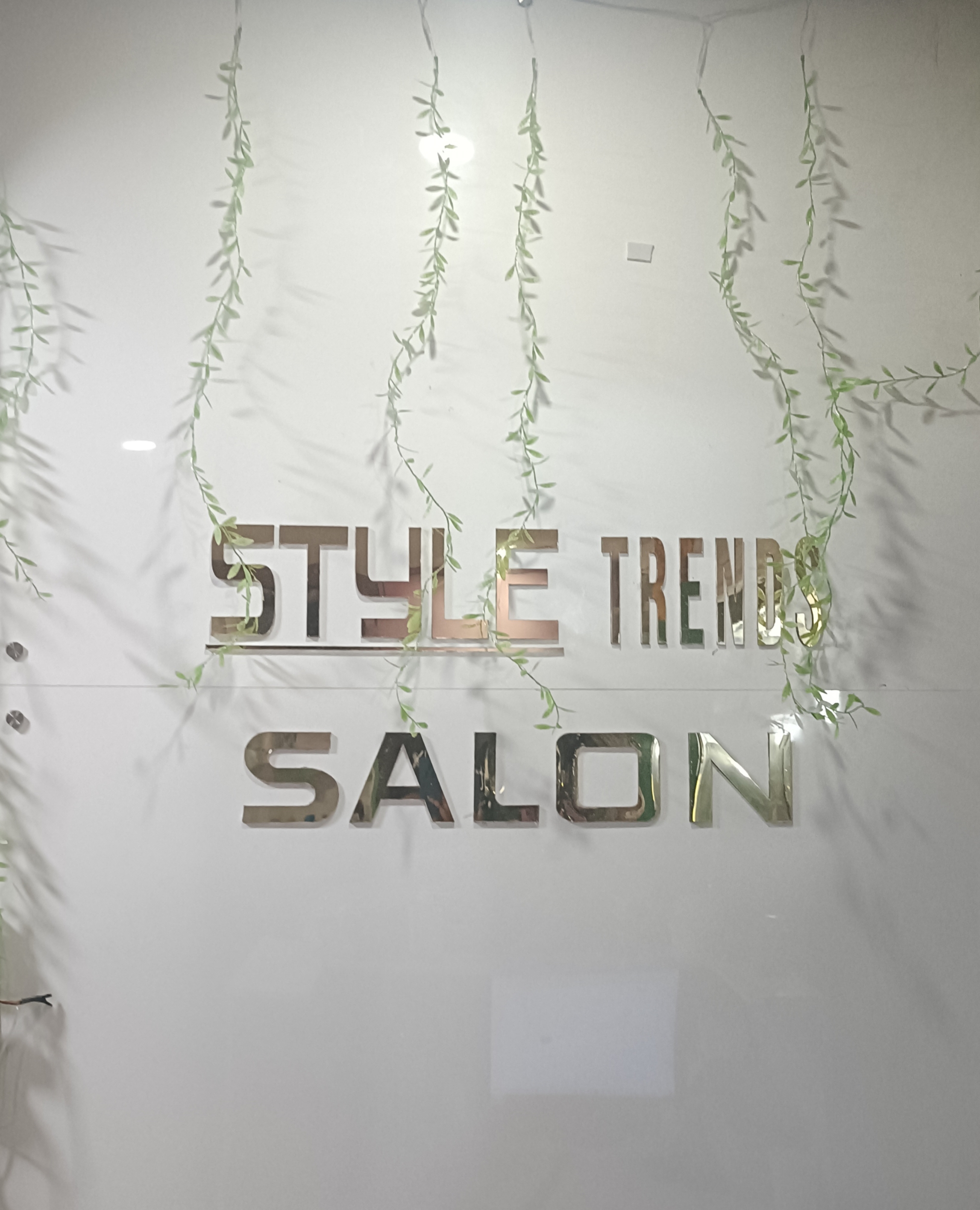 Style Trends Unisex Saloon  photo 4